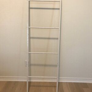 White metal towel ladder - New (Open box)
